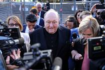 Bývalý australský arcibiskup Philip Wilson před novináři