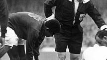 Pelé byl na MS 1966 v Anglii častým terčem tvrdých faulů (snímek ze zápasu s Portugalskem, vlevo Eusébio).