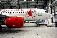 Letoun Airbus A319 OK-MEL s polepem SK Slavia Praha.