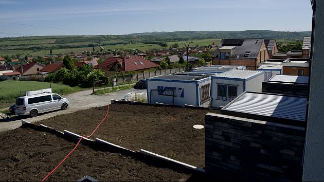 První chytrá vesnice roste v jihomoravských Starovicích. Kombinace fotovoltaiky a tepelných čerpadel se má postarat o úsporu energií.