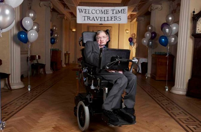 Stephen Hawking a jeho párty pro cestovatel časem. Nikdo na ni nepřišel.