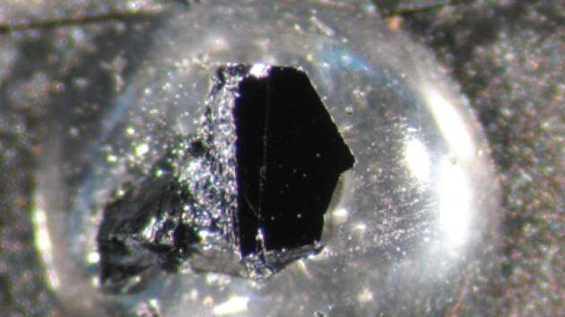Krystal oxidu vanadičitého s leštěným povrchem.