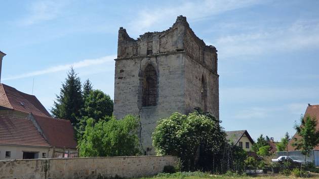 Zvonice se tyčí vedle kostela
