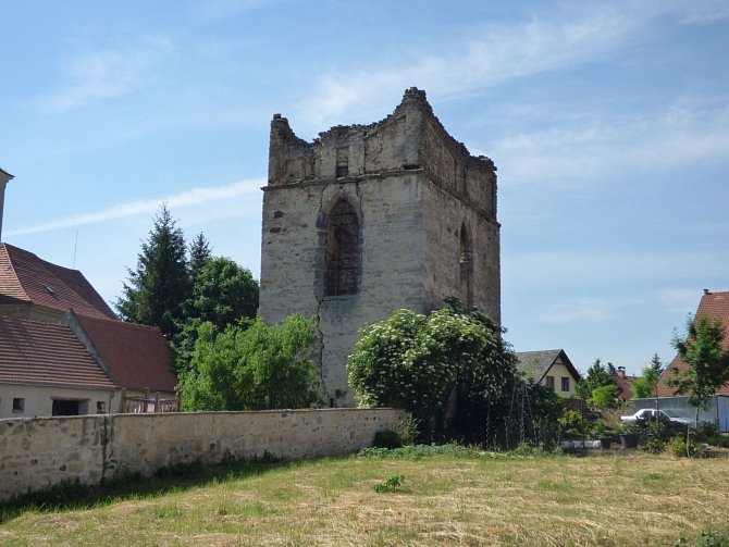 Zvonice se tyčí vedle kostela