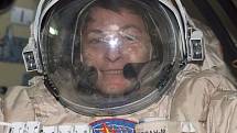 Vesmírná rekordmanka Peggy Whitsonová při přípravě na spacewalk, tedy volný pohyb ve vesmíru.