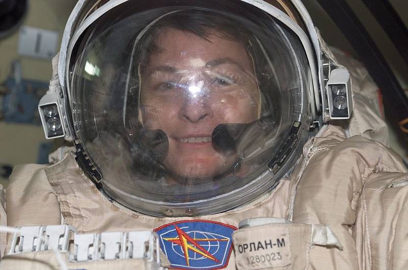 Vesmírná rekordmanka Peggy Whitsonová při přípravě na spacewalk, tedy volný pohyb ve vesmíru.