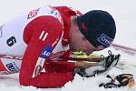 Vyčerpaný Petter Northug mohl v cíli skiatlonu slavit zlato.