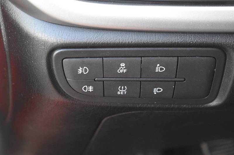 V autě nejsou žádná tlačítka pro zapínání elektronických asistentů