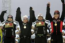 Němky Martina Glagowová, Andrea Henkelová, Magdalena Neunerová a Kati Wilhelmová se radují ze zlatých medailí.