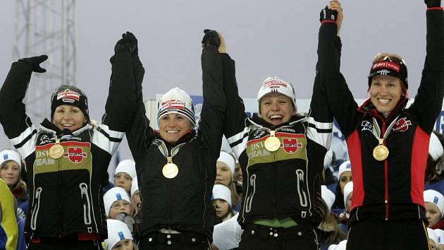 Němky Martina Glagowová, Andrea Henkelová, Magdalena Neunerová a Kati Wilhelmová se radují ze zlatých medailí.