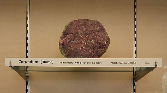 Červeně zbarvený korund, tedy rubín, v Přírodovědném muzeu v Londýně