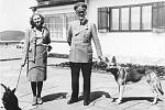 Eva Braunová s Adolfem Hitlerem a s jejich psy, Hitlerovou fenou německého ovčáka Blondi a s jedním ze dvou teriérů, kteří patřili Braunové