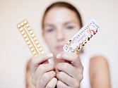 Recept na antikoncepci bývá důvodem první návštěvy dívky u gynekologa. 