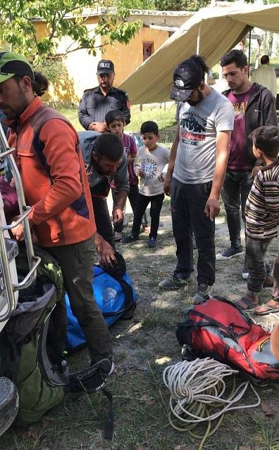 Pákistánští záchranáři se připravují na možnost vyproštění dvou českých horolezců a Pákistánce, kteří uvázli 12. září 2021 při sestupu z hory Rakapoši v Pákistánu.
