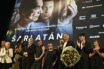 Polská režisérka Agnieszka Hollandová (pátá zprava) s delegací na slavnostní premiéře filmu Šarlatán 17. srpna 2020 v Praze. V popředí s pugétem a mikrofonem v ruce je herec Ivan Trojan.