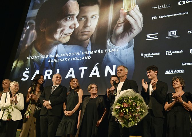 Polská režisérka Agnieszka Hollandová (pátá zprava) s delegací na slavnostní premiéře filmu Šarlatán 17. srpna 2020 v Praze. V popředí s pugétem a mikrofonem v ruce je herec Ivan Trojan.
