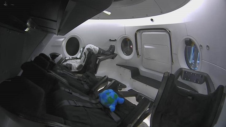 Crew Dragon odstartoval k vesmírné stanici s figurínou a plyšovou Zemí na palubě