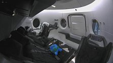 Crew Dragon odstartoval k vesmírné stanici s figurínou a plyšovou Zemí na palubě