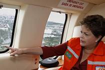 Prezidentka Dilma Rousseffová v úterý dopravil vrtulník nad postižené oblasti, aby si mohla udělat obrázek o škodách.