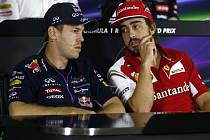 Sebastian Vettel (vlevo) a Fernando Alonso na tiskové konferenci před Velkou cenou Ruska.