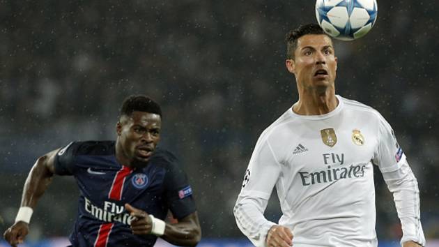 Cristiano Ronaldo z Realu Madrid (vpravo) si zpracovává míč v duelu s Paris St. Germain.