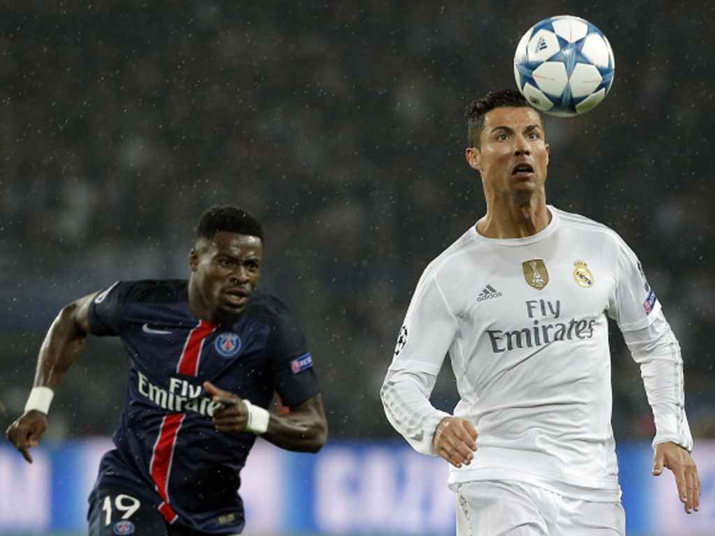 Cristiano Ronaldo z Realu Madrid (vpravo) si zpracovává míč v duelu s Paris St. Germain.