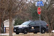 Úřady v texaském městě Colleyville vyjednávají s mužem, který při bohoslužbě zjevně vzal rukojmí v synagoze. Na snímku policejní vůz před synagogou.
