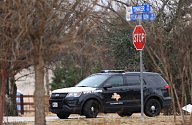 Úřady v texaském městě Colleyville vyjednávají s mužem, který při bohoslužbě zjevně vzal rukojmí v synagoze. Na snímku policejní vůz před synagogou.