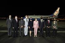 Delegace po vystoupení z letadla. V růžovém Nancy Pelosiová v Tchaj-peji 2. srpna 2022.