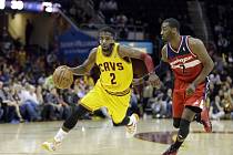 Kyrie Irving z Clevelandu (vlevo) a John Wall z Washingtonu.