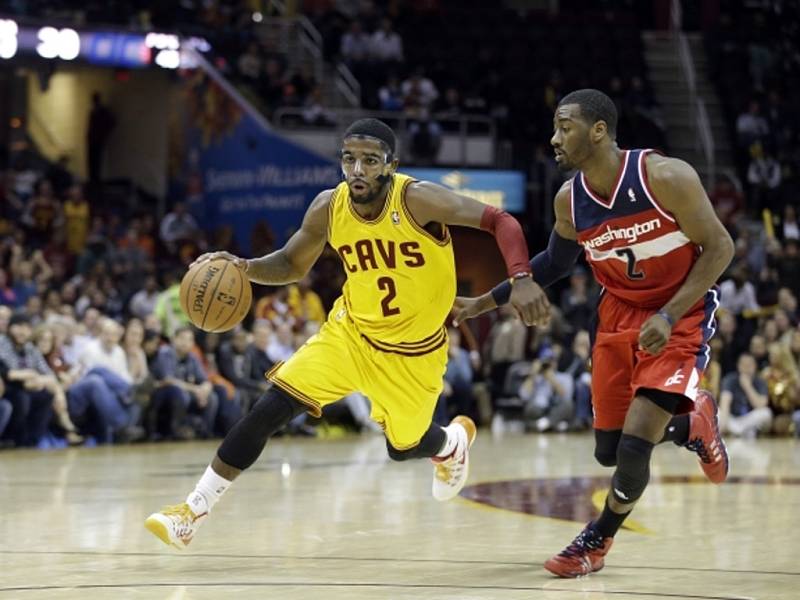 Kyrie Irving z Clevelandu (vlevo) a John Wall z Washingtonu.