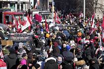 Protest v Torontu proti povinnému očkování a protipandemickým opatřením.