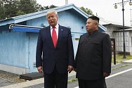 Americký prezident Donald Trump (vlevo) se v hraniční vesnici Pchanmundžom v demilitarizované zóně mezi Jižní a Severní Koreou potřetí setkal se severokorejským vůdcem Kim Čong-unem