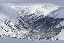 Pohled na lyžařské středisko ve švýcarských Alpách - ilustrační foto.