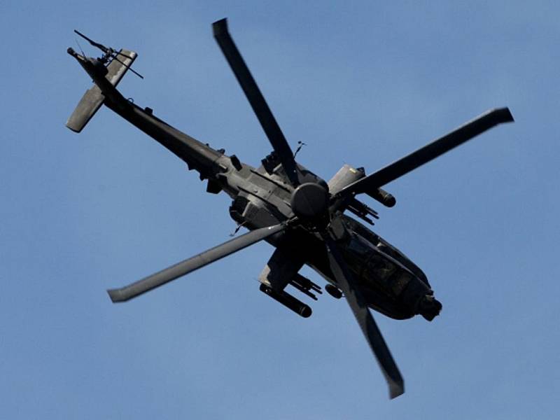 Útočná helikoptéra Apache.