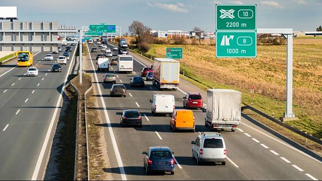 Měly by na českých silnicích platit stejně přísné postihy, jako v sousedním Rakousku? Hlasujte v anketě v článku.