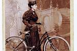 Dnes už  ženy na kole nikoho neudiví.