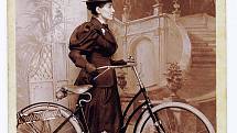 Dnes už  ženy na kole nikoho neudiví.