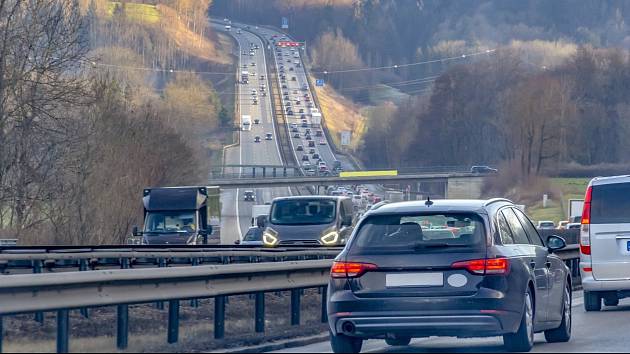 Höhere Bußgelder in Deutschland.  Fahrer zahlen extra für die Geschwindigkeit und Drehzahl des Motors