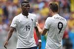 Francie - Nigérie: Paul Pogba (vlevo) a Olivier Giroud