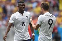 Francie - Nigérie: Paul Pogba (vlevo) a Olivier Giroud