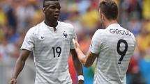 Francie - Nigérie: Paul Pogba (vlevo) a Olivier Giroud