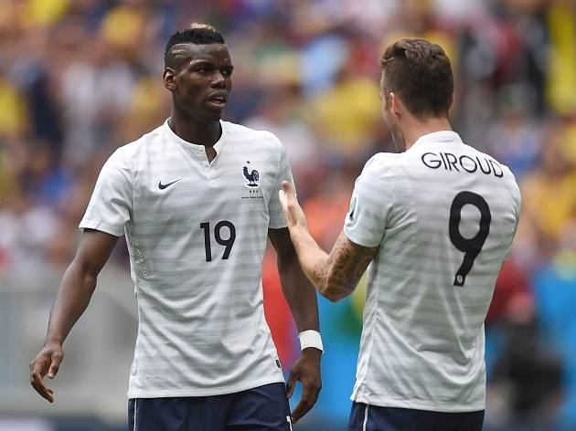 Francie - Nigérie: Paul Pogba (vlevo) a Olivier Giroud