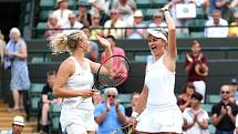 Barbora Krejčíková a Kateřina Siniaková ovládly Wimbledon
