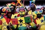 Fotbaloví fanoušci v Africe šokují svými kostýmy celý svět.