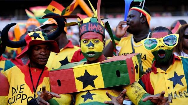 Fotbaloví fanoušci v Africe šokují svými kostýmy celý svět.