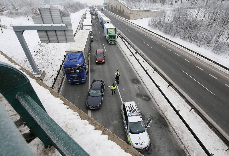 Hranice do Německa jsou od nedělní půlnoci uzavřené projede jen někdo, na dálnici D8 stojí stovky kamionů.