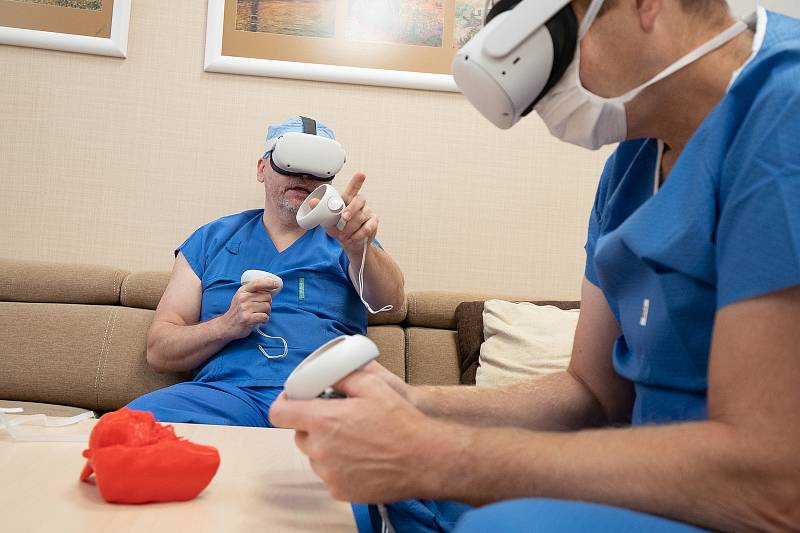 Příprava před operací v pražském Institutu klinické a experimentální medicíny (IKEM). Operatéři si pacientův orgán prohlédnou pomocí brýlí na virtuální realitu a jeho model mají také vytištěný na 3D tiskárně.