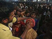 Do jihoindického města Haidarábád tento týden zavítalo kvůli netradiční léčbě na 70.000 lidí. Spolknutí malé živé rybky, která má v ústech speciální směs bylin, jim má pomoci zbavit se astmatu.