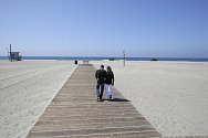 Manželský pár na prázdné pláži Santa Monica v Los Angeles 29. března 2020